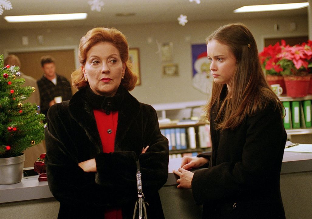 Nachdem Lorelei sich sowohl mit Emily (Kelly Bishop, l.), als auch mit Rory (Alexis Bledel, r.) zerstritten hat, wird sie nicht zum Weihnachtsessen... - Bildquelle: 2000 Warner Bros.