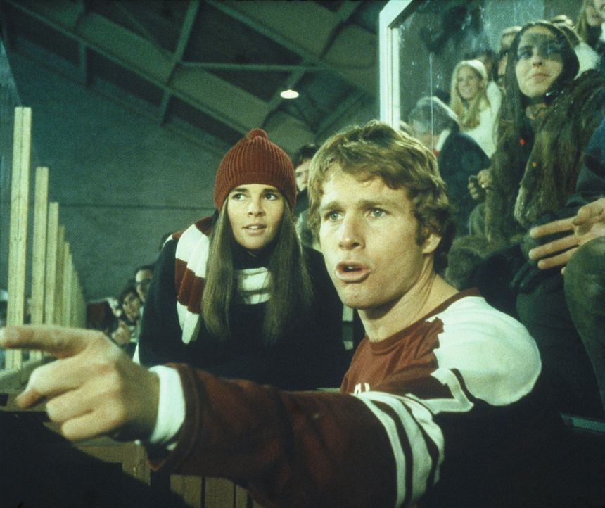 Gemeinsam sehen sich Jennifer Cavalieri (Ali MacGraw, l.) und Oliver Barrett (Ryan O'Neal, r.) ein Eishockeyspiel an ... - Bildquelle: Paramount Pictures
