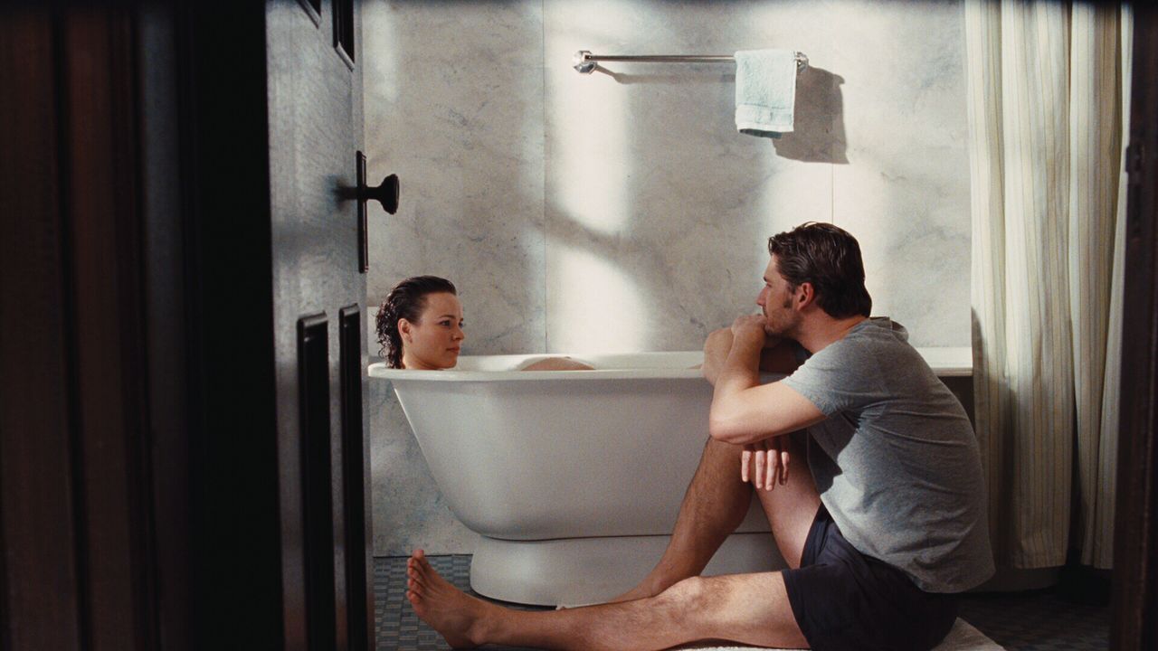 Henry (Eric Bana, r.) und Clare (Rachel McAdams, l.) führen ein schwieriges Eheleben, weil der junge Mann ausgelöst durch Stress gezwungen ist, durc... - Bildquelle: Warner Brothers