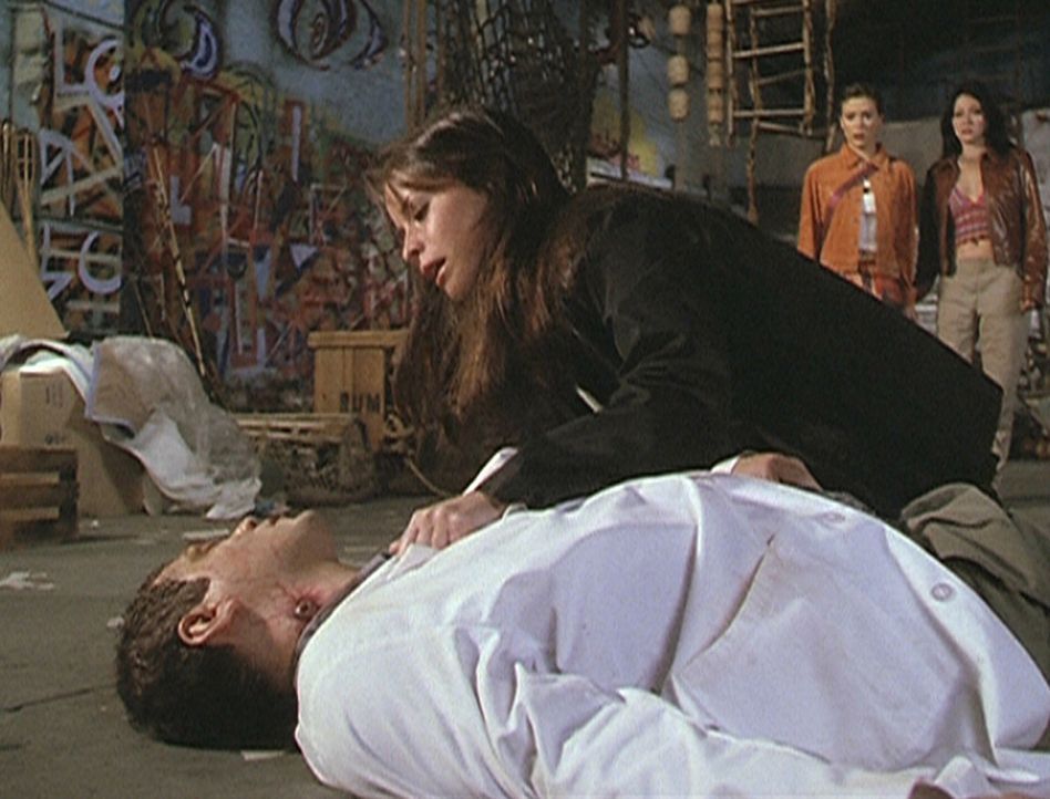 Piper (Holly Marie Combs, r.) ist verzweifelt: Dr. Williamson (Matthew Glave, liegend), der sie vor Monaten wegen ihres Oroyafiebers behandelt hatte... - Bildquelle: Paramount Pictures