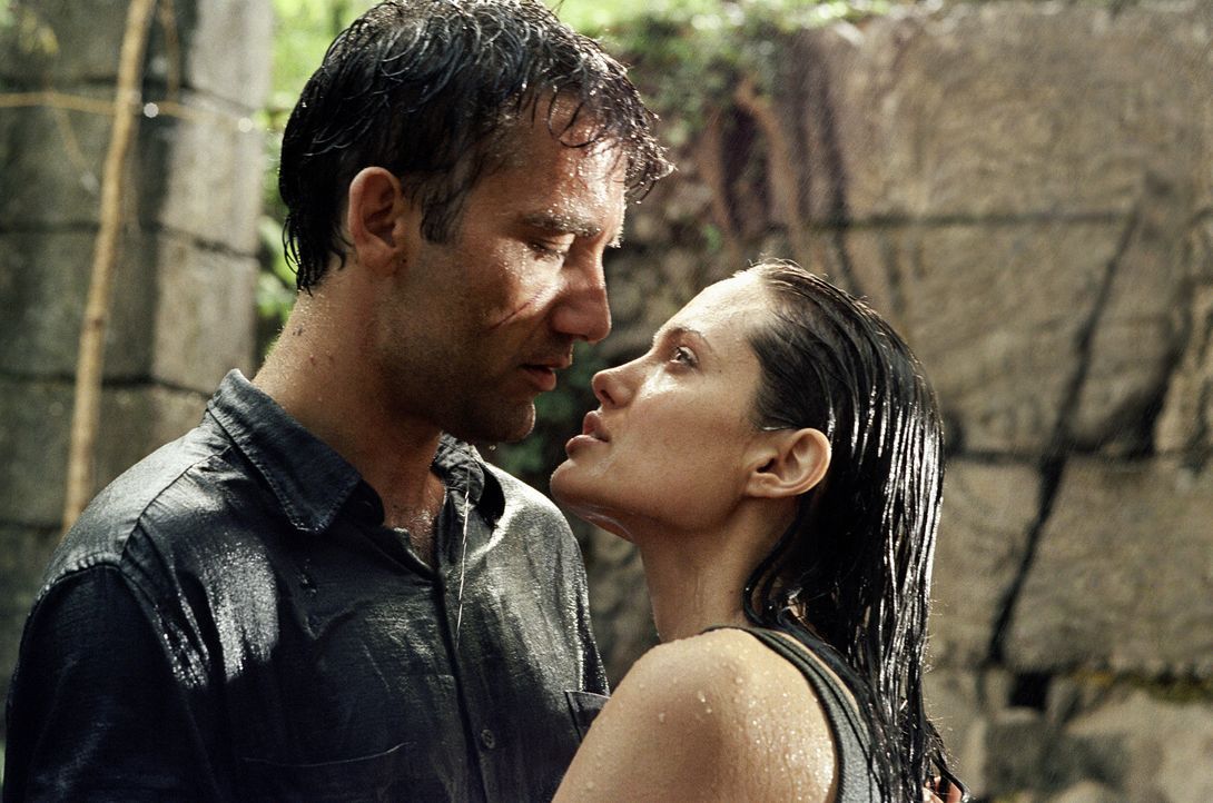 Jenseits aller Grenzen finden sie zueinander: Sarah (Angelina Jolie, r.) und Nick (Clive Owen, l.) ... - Bildquelle: Paramount Pictures