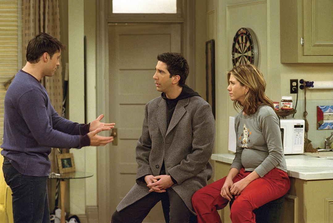 Ross (David Schwimmer, M.) fühlt sich ausgeschlossen, denn Joey (Matt LeBlanc, l.), der mit Rachel (Jennifer Aniston, r.) zusammenwohnt, bekommt vi... - Bildquelle: TM+  WARNER BROS.