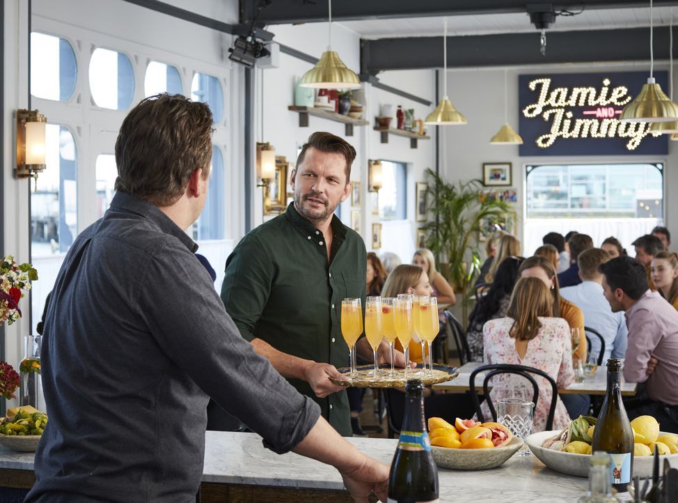 Jamie Oliver (l.); Jimmy Doherty (r.) - Bildquelle: Steve Ryan 2019 Jamie Oliver Enterprises Ltd. / Steve Ryan