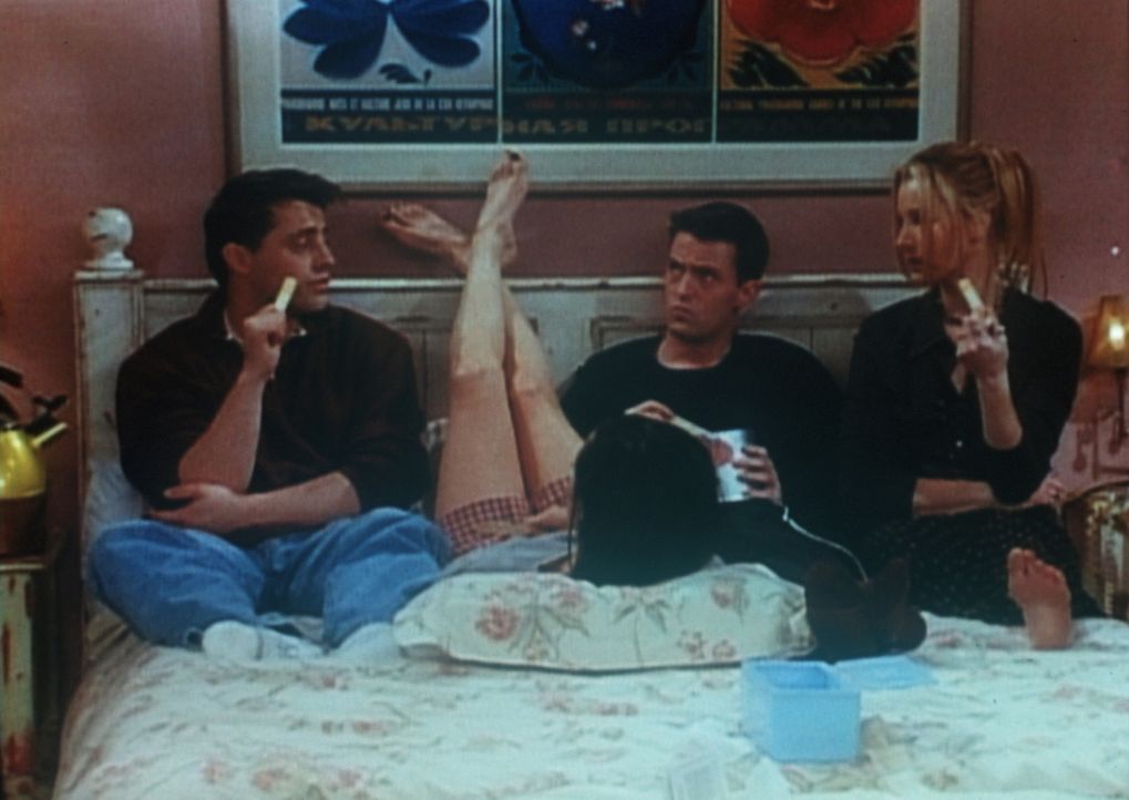 (v.l.n.r.) Joey (Matt LeBlanc), Monica (Courteney Cox), Chandler (Matthew Perry) und Phoebe (Lisa Kudrow) sind eingeschlossen, weil sich vor ihrer T... - Bildquelle: TM+  2000 WARNER BROS.