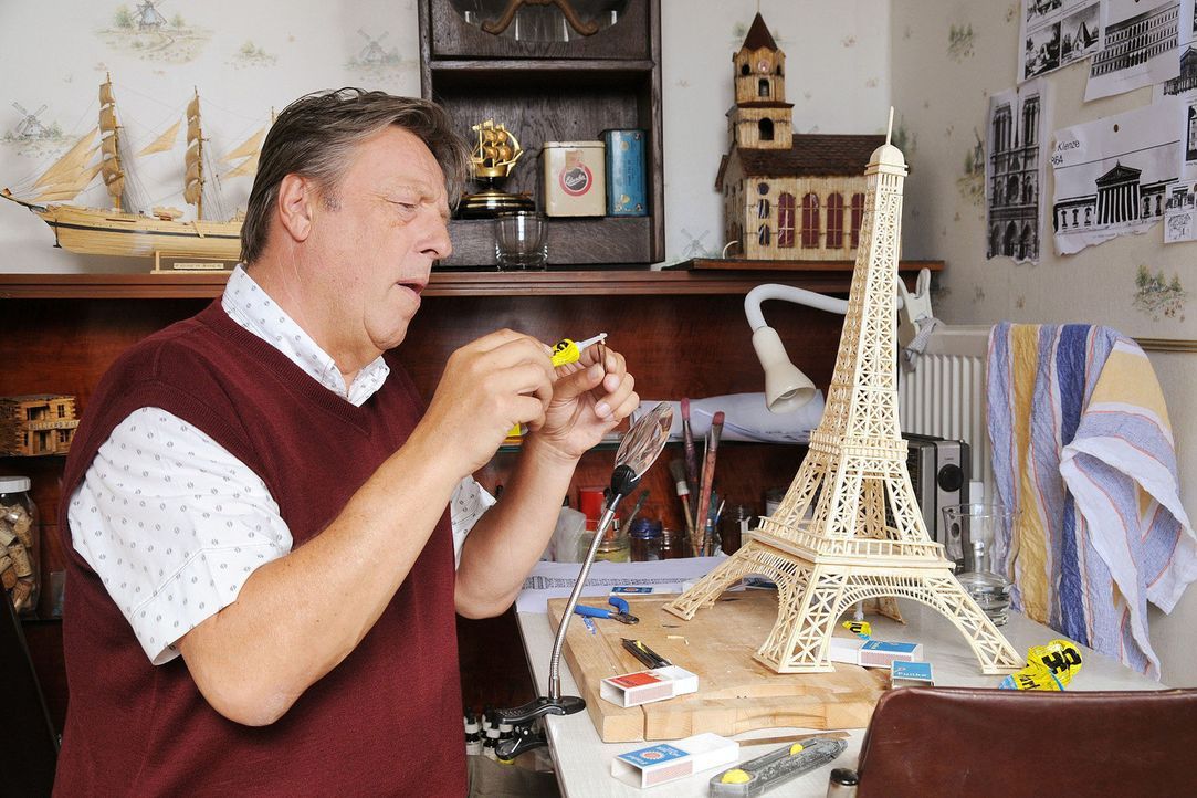 Der verbitterte Herr Pasulke (Hansjürgen Hürrig) bastelt an seinem Eiffelturm aus Streichhölzern ... - Bildquelle: Sat.1