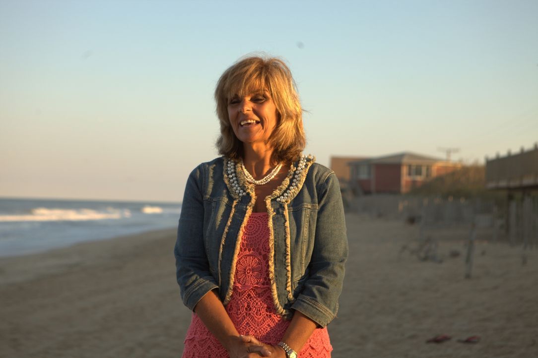 Die alleinstehende Deborah Hrab sehnt sich nach einem Ferienhaus am Strand. Wird sich ihr Traum endlich erfüllen? - Bildquelle: 2013,HGTV/Scripps Networks, LLC. All Rights Reserved
