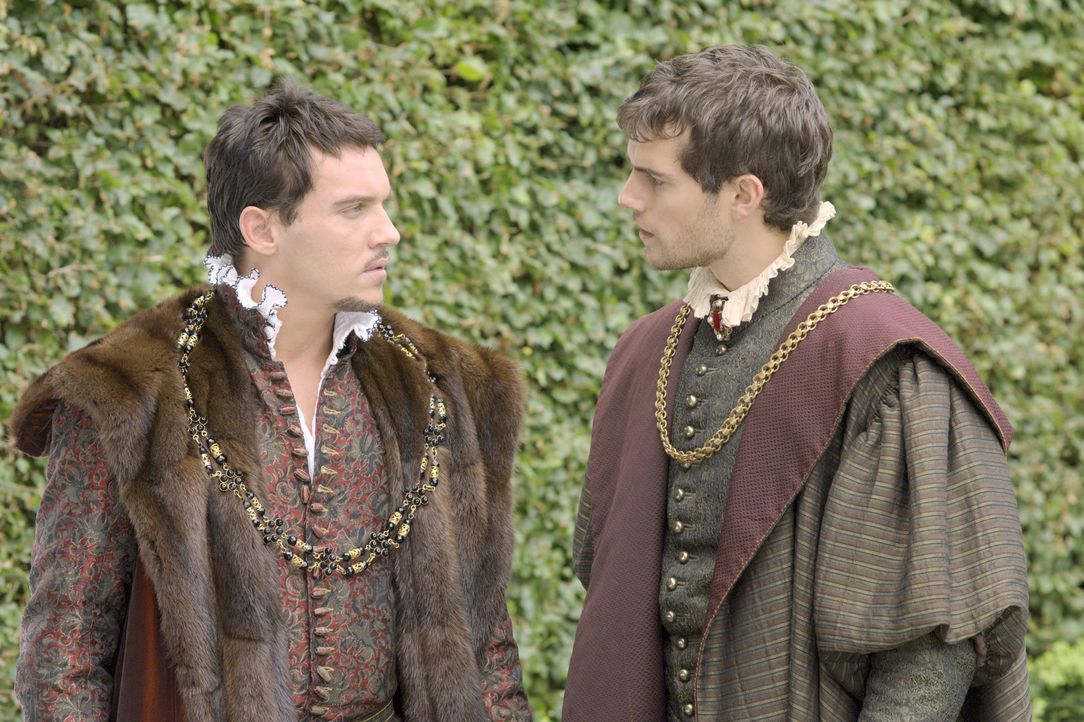 Bei einem Spaziergang vertraut sich König Henry VIII. (Jonathan Rhys Meyers, l.) seinem Freund Charles Brandon (Henry Cavill, r.) an ... - Bildquelle: 2008 TM Productions Limited and PA Tudors II Inc. All Rights Reserved.