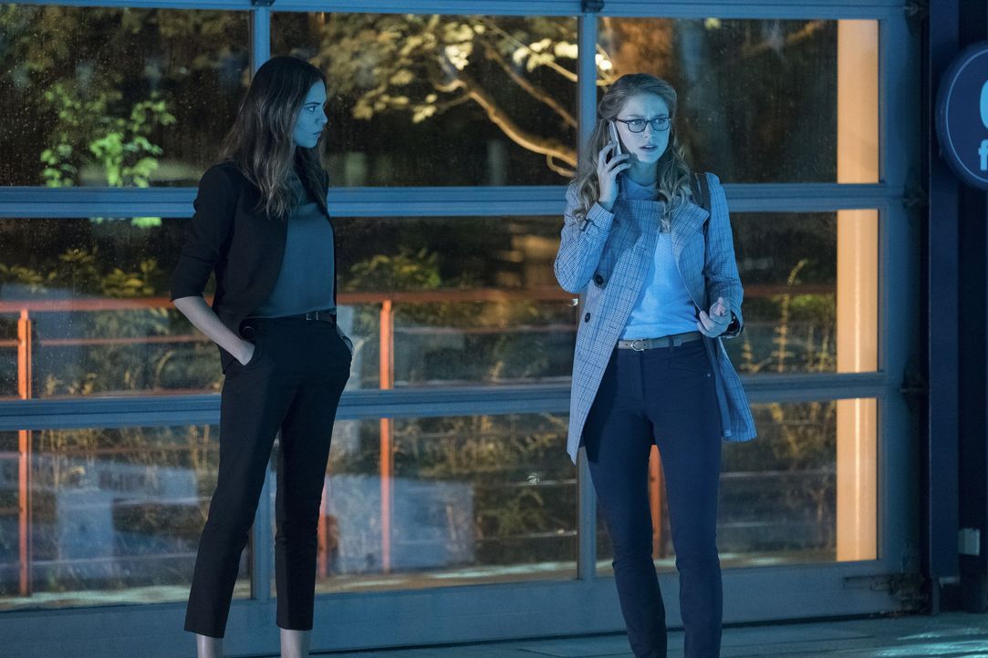 Samantha (Odette Annable, l.) und ihre Tochter machen sich Gedanken über ihre Vision, während Kara (Melissa Benoist, r.) mit ansehen muss, wie das L... - Bildquelle: 2017 Warner Bros.