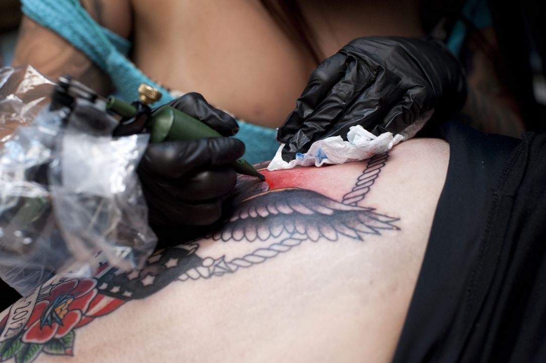 Tatu Baby gibt ihr Bestes, um ihrem Kunden das perfekte Tattoo zu stechen ... - Bildquelle: Spike TV