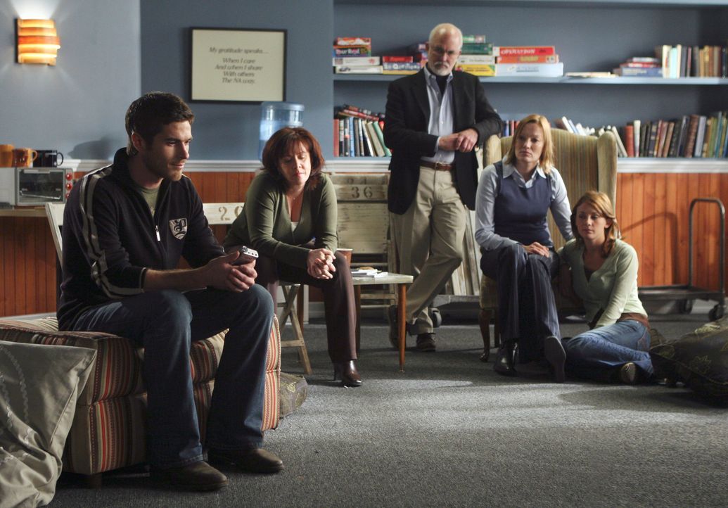 Justin (Dave Annable, l.) ist in einer Entzugsklinik, wo ihn nach und nach alle seine Familienmitglieder besuchen ... - Bildquelle: Disney - ABC International Television