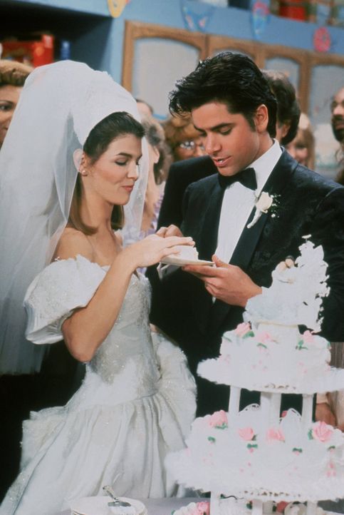 Bis zum Anschneiden der Hochzeitstorte ist der Weg für Becky (Lori Loughlin, l.) und Jesse (John Stamos, r.) sehr weit ... - Bildquelle: Warner Brothers Inc.