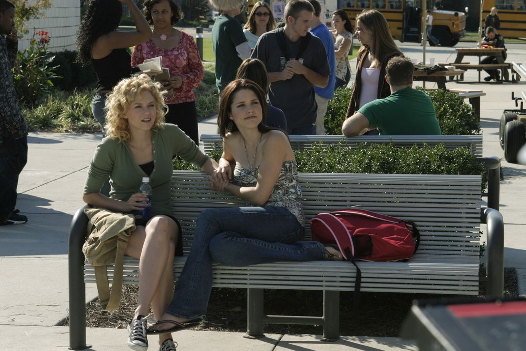 Die beiden Freundinnen Brooke (Sophia Bush, r.) und Peyton (Hilarie Burton, l.) kämpfen mit großen, privaten Problemen ... - Bildquelle: Warner Bros. Pictures
