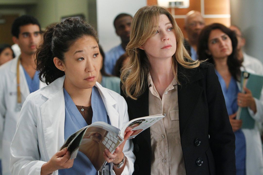 Cristina (Sandra Oh, l.) und Meredith (Ellen Pompeo, r.), sind überrascht, dass Derek vor versammelter Mannschaft seinen Posten als Chefarzt hinschm... - Bildquelle: ABC Studios