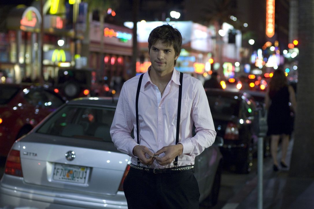 Nikki (Ashton Kutcher) schleppt reiche Frauen aus den angesagten Discos der Stadt ab, um anschließend als Gegenleistung für sexuelle Dienste an de... - Bildquelle: 2008 by EASY A Inc. All Rights Reserved