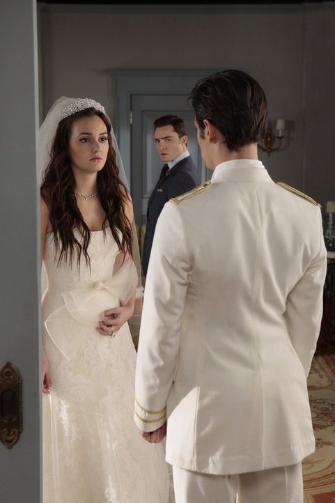 Chuck (Ed Westwick, M.) ringt damit, dass Blair (Leighton Meester, l.) im Begriff ist Prinz Louis (Hugo Becker, r.) zu heiraten ... - Bildquelle: Warner Bros. Television