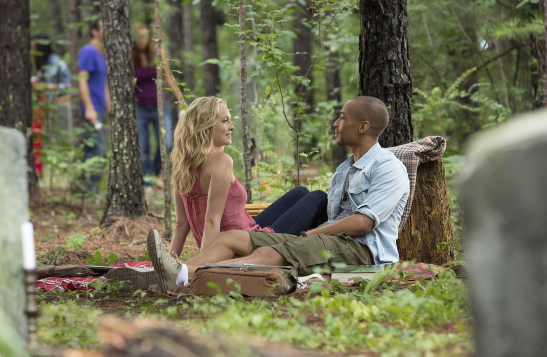 Kommen Caroline und Jesse sich näher? - Bildquelle: Warner Bros. Entertainment Inc. 