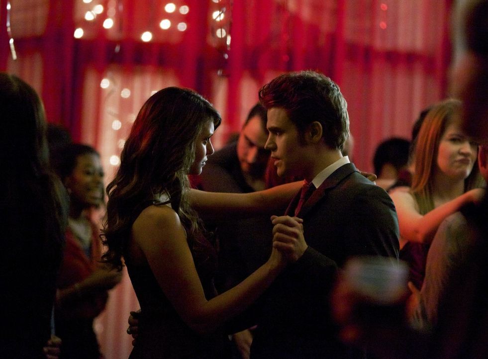 Kommen sich Stefan (Paul Wesley, r.) und Katherine (Nina Dobrev, l.) wieder näher? - Bildquelle: Warner Brothers