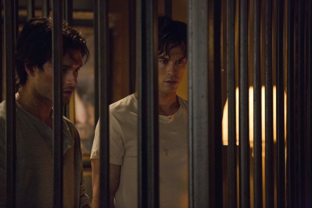 Nur zusammen konnten sie die Qualen überstehen: Enzo (Michael Malarkey, l.) und Damon (Ian Somerhalder, r.) ... - Bildquelle: Warner Brothers