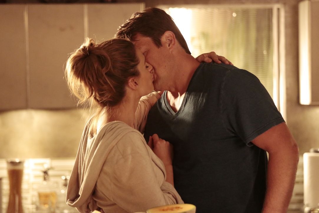 Bei den Ermittlungen in einem neuen Fall finden sich Castle (Nathan Fillion, r.) und Beckett (Stana Katic, l.) plötzlich in einer Parallelwelt wiede... - Bildquelle: ABC Studios
