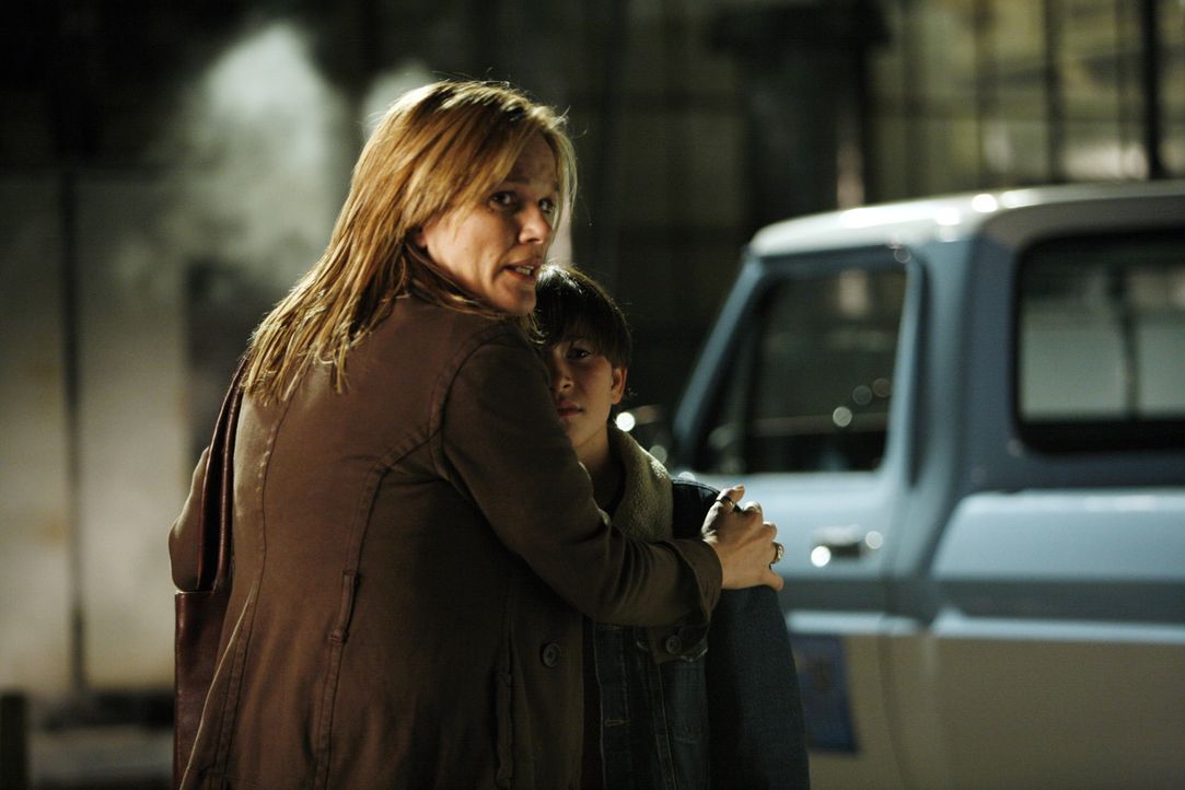 Nach sieben Jahren wird Lindsay (Catherine Dent, l.) aus dem Gefängnis entlassen. Sie ist überglücklich, ihren Sohn Ryan (Wyatt Smith, r.) endlich w... - Bildquelle: Warner Bros. Entertainment Inc.