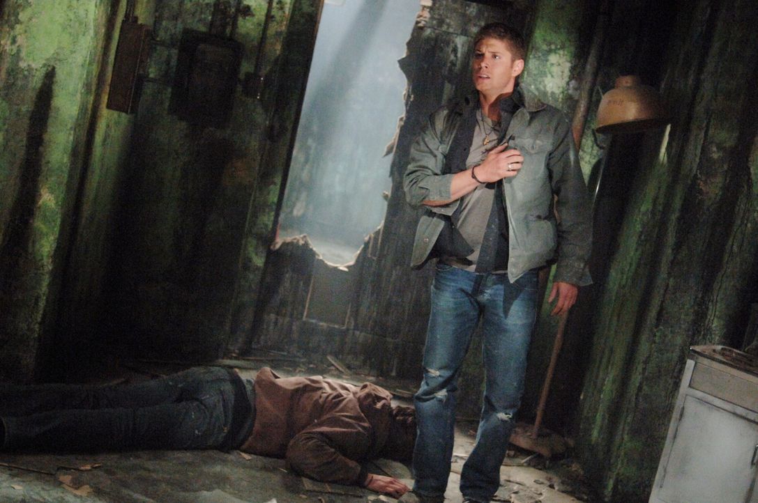 Während Sam (Jared Padalecki, l.) und Dean (Jensen Ackles r.) die Hintergründe des Verschwindens von vier Collegestudenten untersuchen, bringen sie... - Bildquelle: Warner Bros. Television