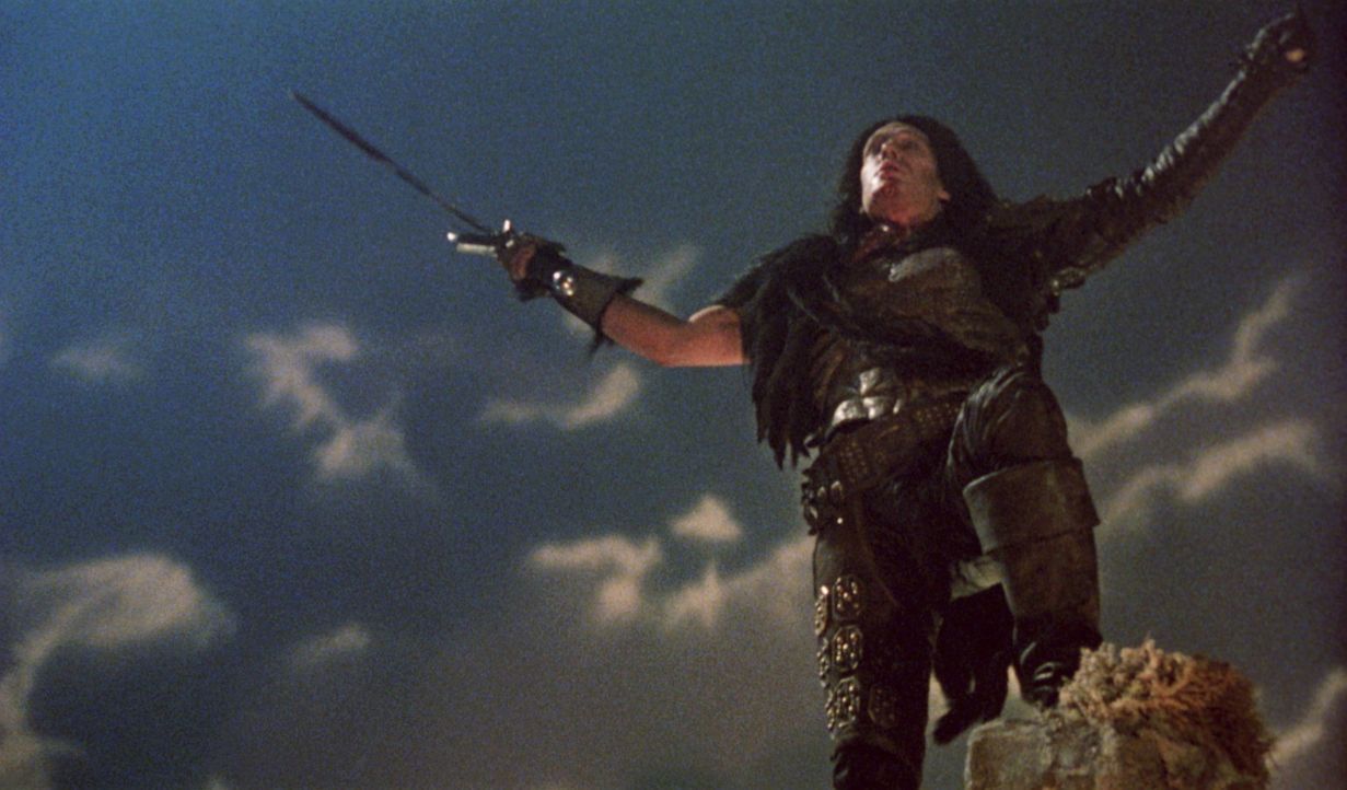Der bestialische Kurgan (Clancy Brown) tötet Ramirez. Nun nimmt er sich Connors sterbliche Ehefrau vor ... - Bildquelle: 20th Century Fox Film Corporation