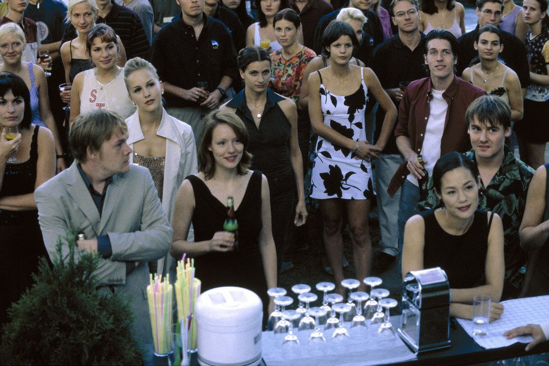 Bei der Segelclub-Party der Wannsee-Clique feiern alle ausgelassen ihr Wiedersehen und begrüßen den neuen Segel- und Tauchlehrer Thomas. - Bildquelle: Sat.1
