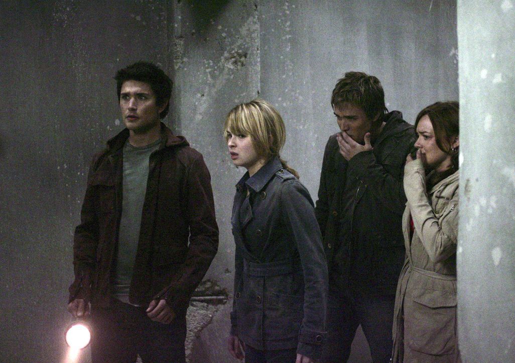 Schweben in großer Gefahr, als plötzlich Methangase austreten: Kyle (Matt Dallas, l.), Amanda (Kirsten Prout, 2.v.l.), Declan (Chris Olivero, 2.v.... - Bildquelle: TOUCHSTONE TELEVISION