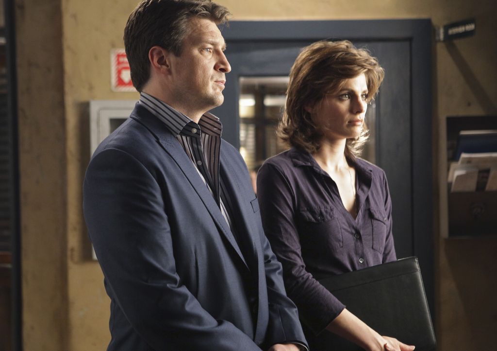 Beckett (Stana Katic, r.) und Castle (Nathan Fillion, l.) kommen dahinter, dass der Ermordete offensichtlich ein Doppelleben führte ... - Bildquelle: ABC Studios