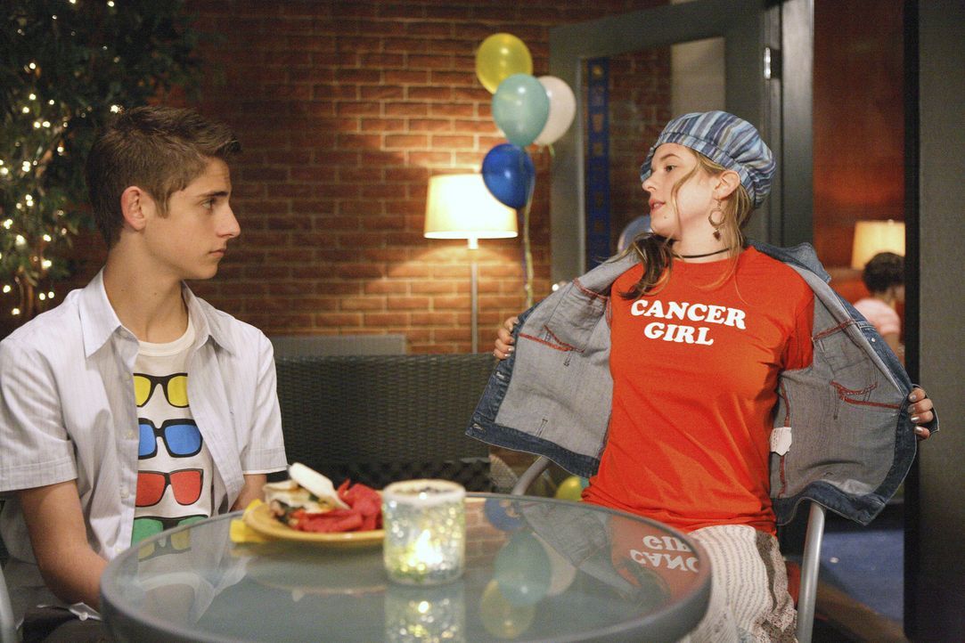 Josh (Jean-Luc Bilodeau, l.) ist schockiert und mit der Situation überfordert: Andy (Magda Apanowicz, r.) gesteht ihm, dass sie Krebs hat. - Bildquelle: TOUCHSTONE TELEVISION