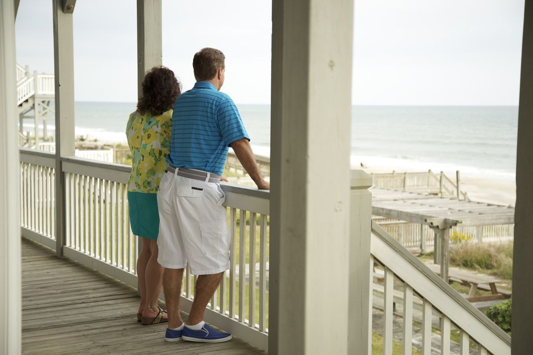Um endlich einen Ort zu haben, an dem die ganze Familie ihre Batterien wieder aufladen kann, suchen Laura (l.) und John (r.) ein Haus am Strand ... - Bildquelle: 2013,HGTV/Scripps Networks, LLC. All Rights Reserved