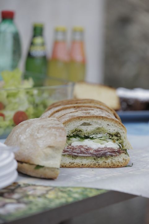 Ein leckeres Sandwich mit Salami und einem selbstgemachten Pesto ist der perfekte Snack zum gemeinsamen Boccia Spiel ... - Bildquelle: 2015,Television Food Network, G.P. All Rights Reserved