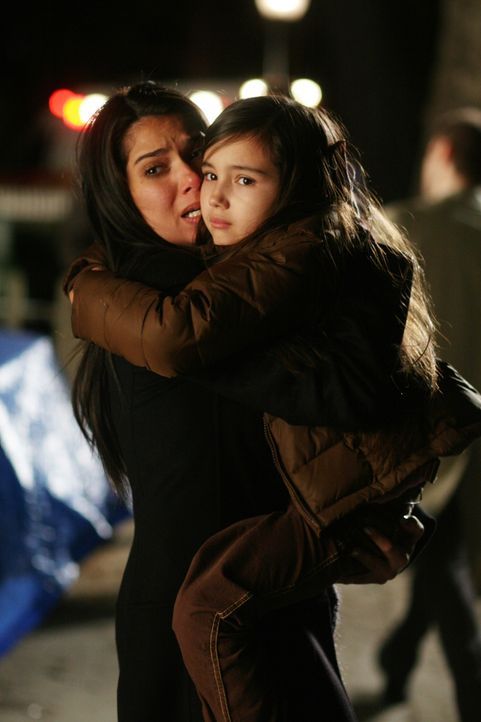 Elena (Roselyn Sanchez, l.) ist froh, als sie ihre Tochter Sofie (Ashlyn Sanchez, r.) wieder in den Armen hält ... - Bildquelle: Warner Bros. Entertainment Inc.
