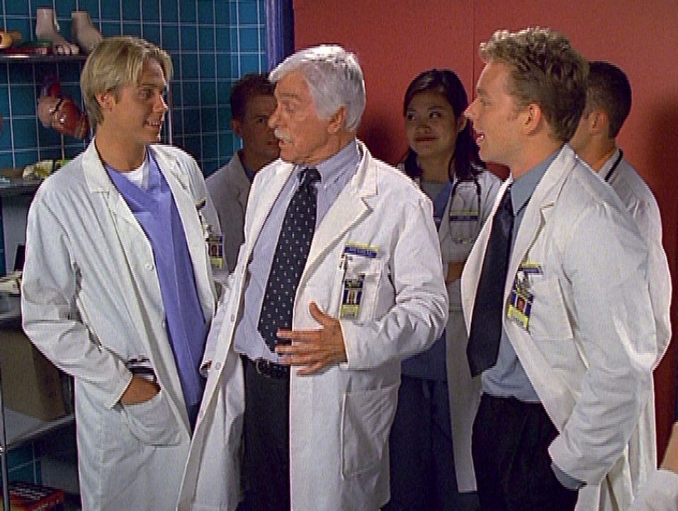 Dr. Mark Sloan (Dick Van Dyke, M.) diskutiert mit seinen Studenten in lockerer Runde über ein medizinisches Problem. - Bildquelle: Viacom