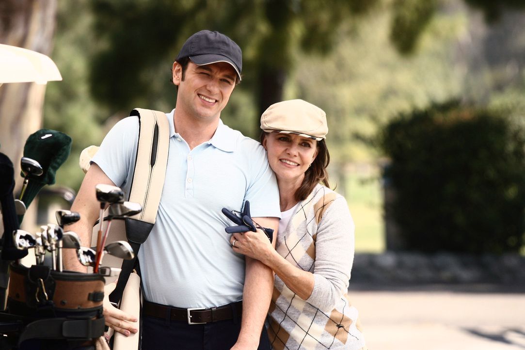 Nehmen gemeinsam an einen Golfpartie teil: Nora (Sally Field, r.) und Kevin (Matthew Rhys, l.) ... - Bildquelle: Disney - ABC International Television
