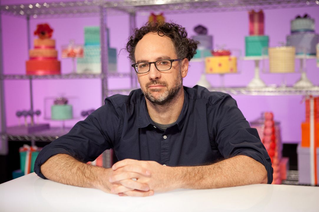 Die Backkünstler sollen Kuchen zaubern, die von der Serie "The Simpsons" inspiriert wurden. Die Tatsache, dass "The Simpsons" Autor Matt Selman als... - Bildquelle: 2015, Television Food Network, G.P. All Rights Reserved