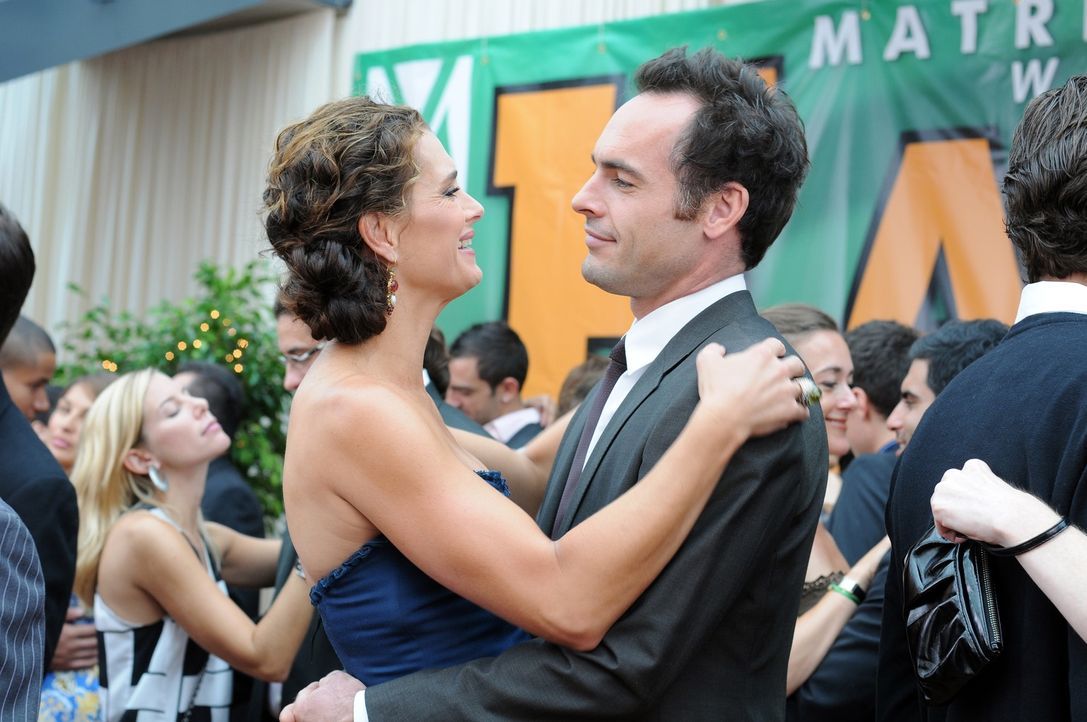Sind glücklich miteinander: Wendy (Brooke Shields, l.) und Shane (Paul Blackthorne, r.) ... - Bildquelle: NBC, Inc.