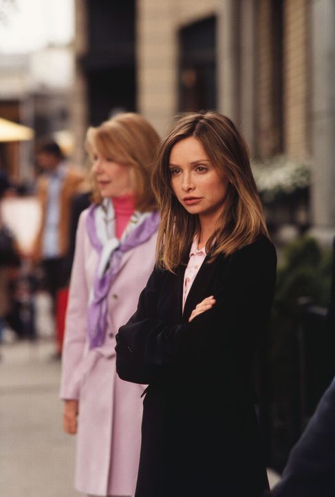 Nachdem Ally (Calista Flockhart, r.) erneut einen Schlussstrich unter eine Beziehung gezogen hat, ist ihre Mutter Jeannie (Jill Clayburgh, l.) nicht... - Bildquelle: 2001 Twentieth Century Fox Film Corporation. All rights reserved.