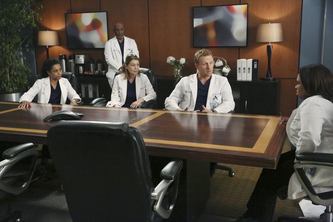 Bailey (Chandra Wilson, r.) beruft ein Komitee ein, um die Wahrheit zu finden, was Ben betrifft: Meredith (Ellen Pompeo, M.), Owen (Kevin McKidd, 2.... - Bildquelle: Mitch Haaseth ABC Studios