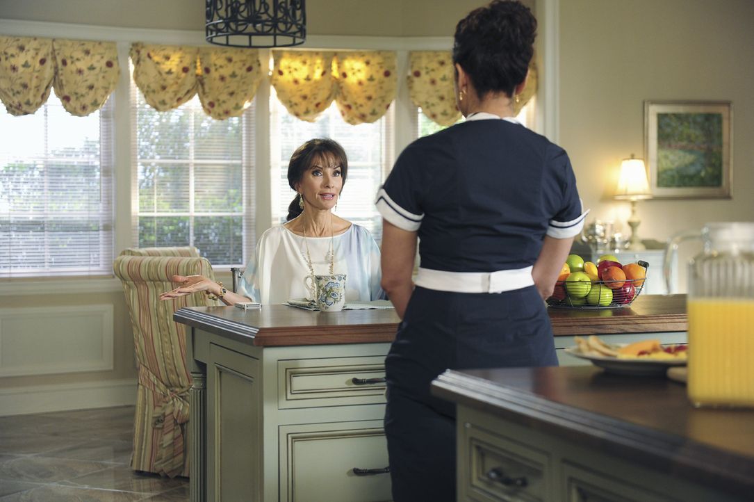 Ein Anruf, den Zoila (Judy Reyes, r.) tätigt, sorgt für unerwünschten Besuch, der Genevieve (Susan Lucci, l.) beinahe zur Weißglut bringt ... - Bildquelle: 2014 ABC Studios