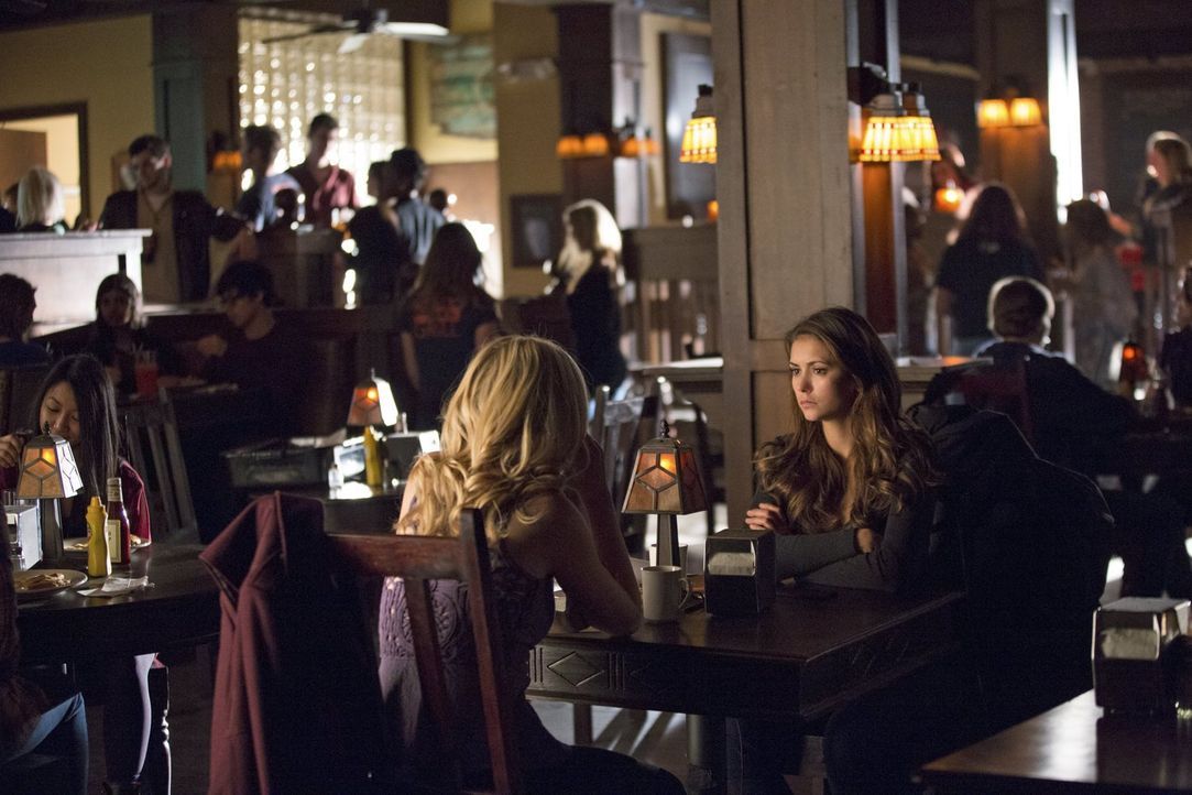 Die neusten Entwicklungen sorgen bei Elena (Nina Dobrev, r.) und Caroline (Candice Accola, l.) für einiges Chaos ... - Bildquelle: Warner Brothers