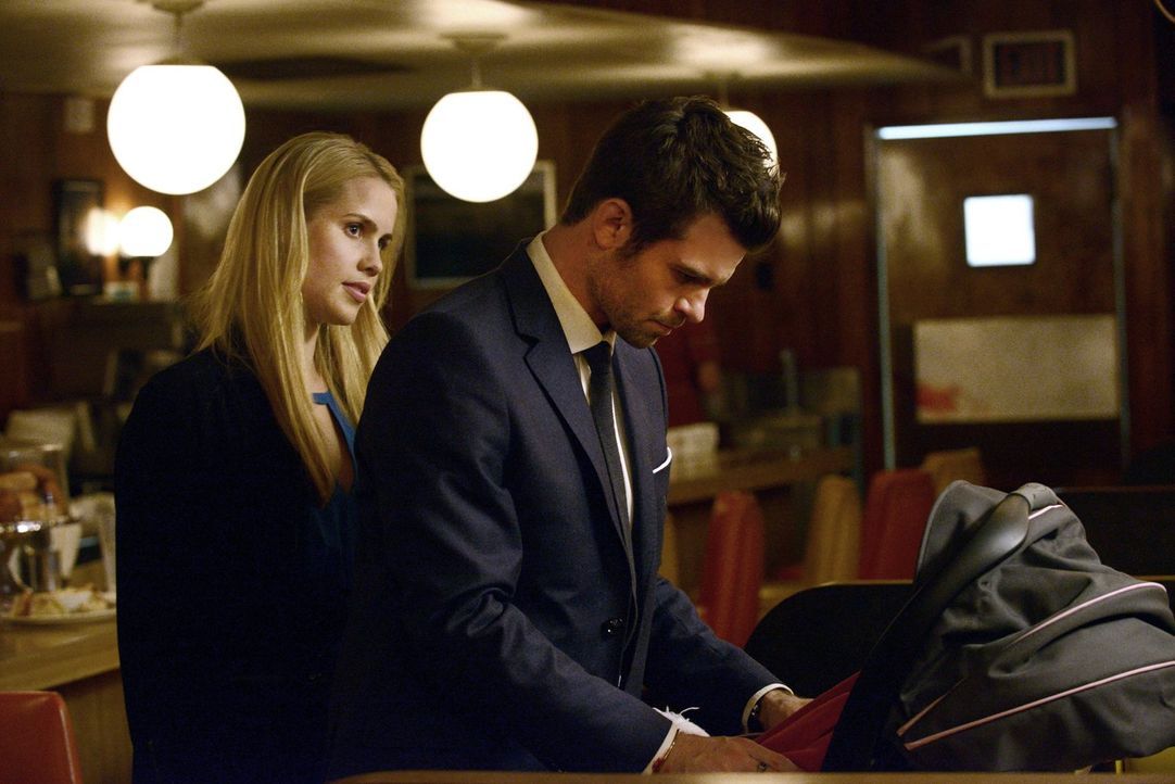 Als Rebekah (Claire Holt, l.) bemerkt, dass etwas mit Elijah (Daniel Gillies, r.) nicht stimmt, muss sie eine Entscheidung treffen ... - Bildquelle: Warner Bros. Television
