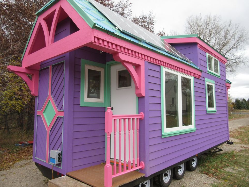 Dieses mobile Minihaus entspricht Nickis Wunsch von Farbe und einer besonderen Architektur. Doch leider übersteigt es durch die hochwertige Ausstatt... - Bildquelle: 2014, HGTV/Scripps Networks, LLC. All Rights Reserved