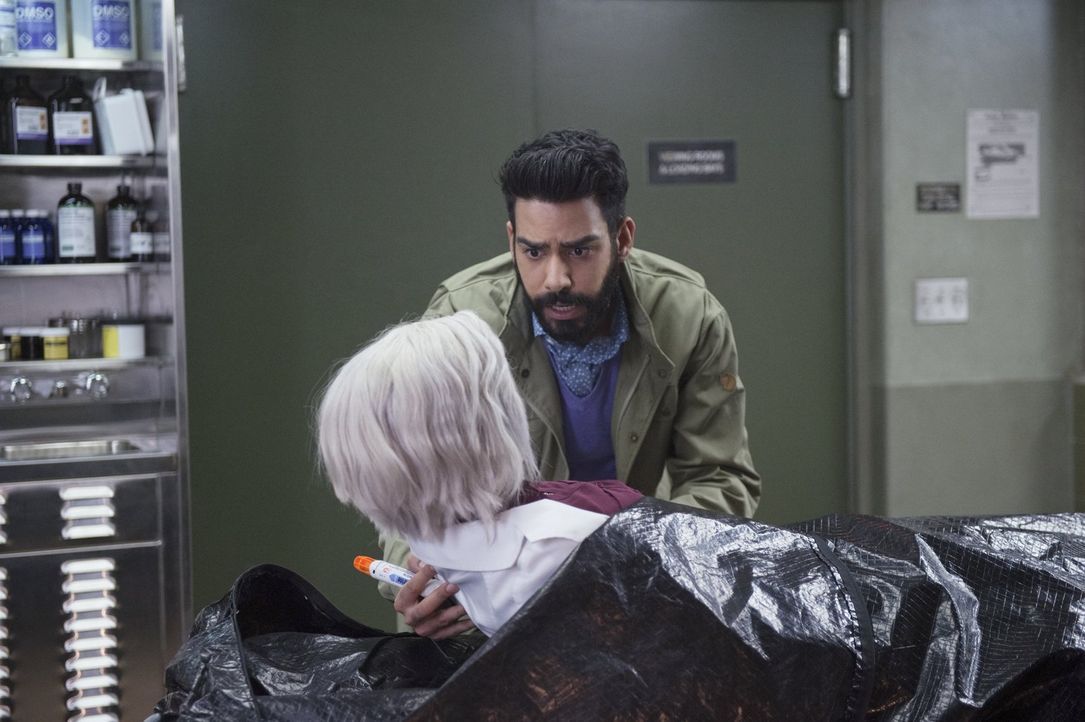 Liv (Rose McIver, vorne) und Ravi (Rahul Kohli, hinten) finden einen unerwarteten Verbündeten im Kampf um Majors Freilassung ... - Bildquelle: 2014 Warner Brothers