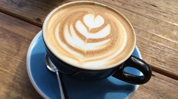 Eine Tasse Cappucciono im Café