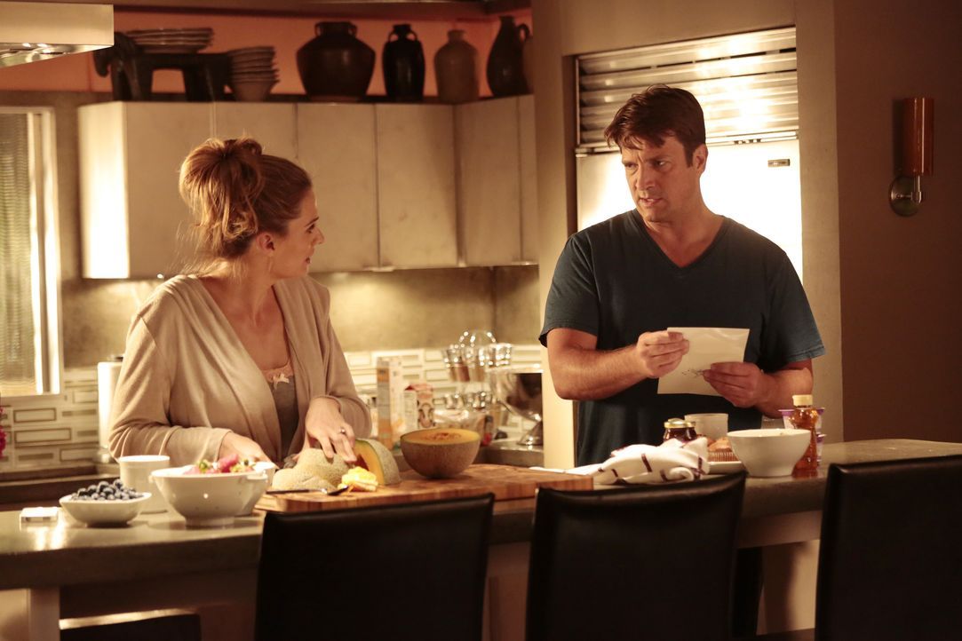 Ein neuer Mordfall beschäftigt Castle (Nathan Fillion, r.) und Beckett (Stana Katic, l.) ... - Bildquelle: ABC Studios