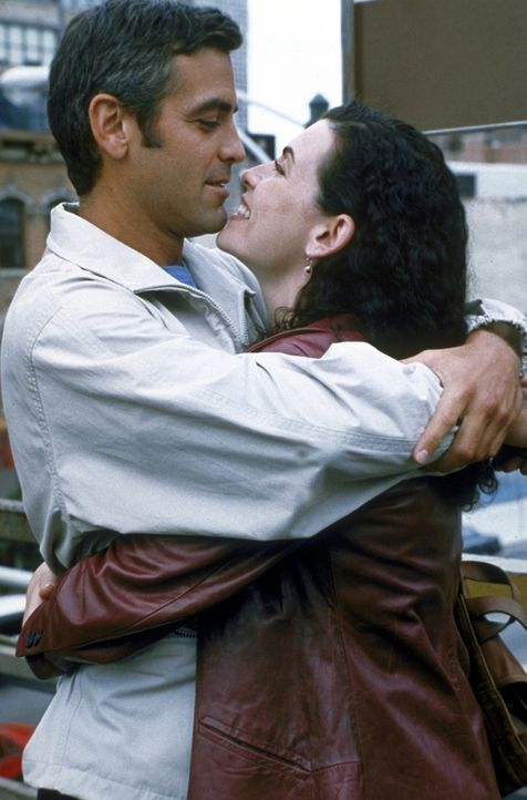Dr. Douglas Ross (George Clooney, l.) und Carol Hathaway (Julianna Margulies, r.) verstehen sich offensichtlich sehr gut ... - Bildquelle: TM+  2000 WARNER BROS.
