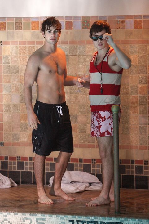 Aus dem Spiel wird tödlicher Ernst: Im Schwimmbad können sich Nate (Chace Crawford, l.) und Chuck (Ed Westwick, r.) nur kurz amüsieren ... - Bildquelle: Warner Brothers