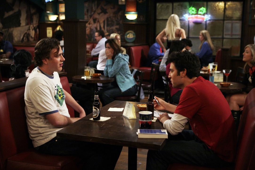 Können nicht fassen, dass Barney und Abby ein Paar sind: Ted (Josh Radnor, r.) und Marshall (Jason Segel, l.) ... - Bildquelle: 20th Century Fox International Television