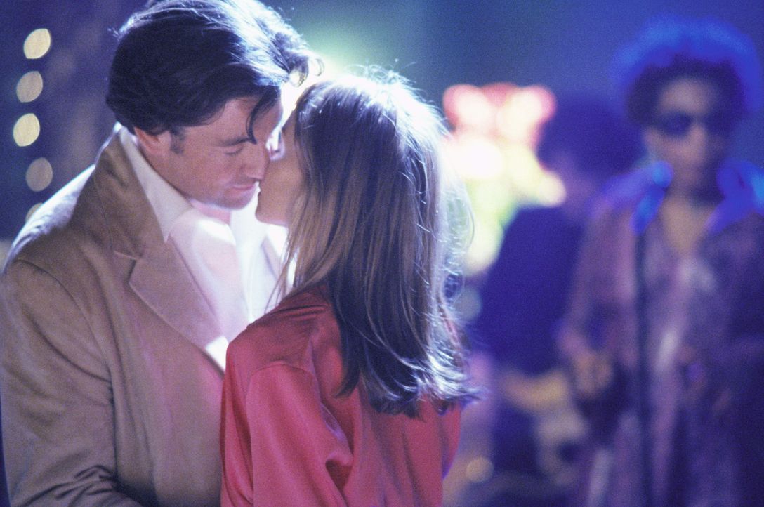 Bisher läuft es zwischen Ally (Calista Flockhart, r.) und Brian Selig (Timothy Dutton, l.) richtig gut ... - Bildquelle: 2000 Twentieth Century Fox Film Corporation. All rights reserved.